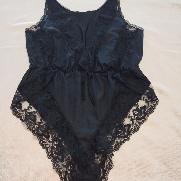 Vanity Fair Other - Vintage 80's Vanity Fair Solid Black Lace Teddy V-Neck Bow Snaps USA 🇺🇸